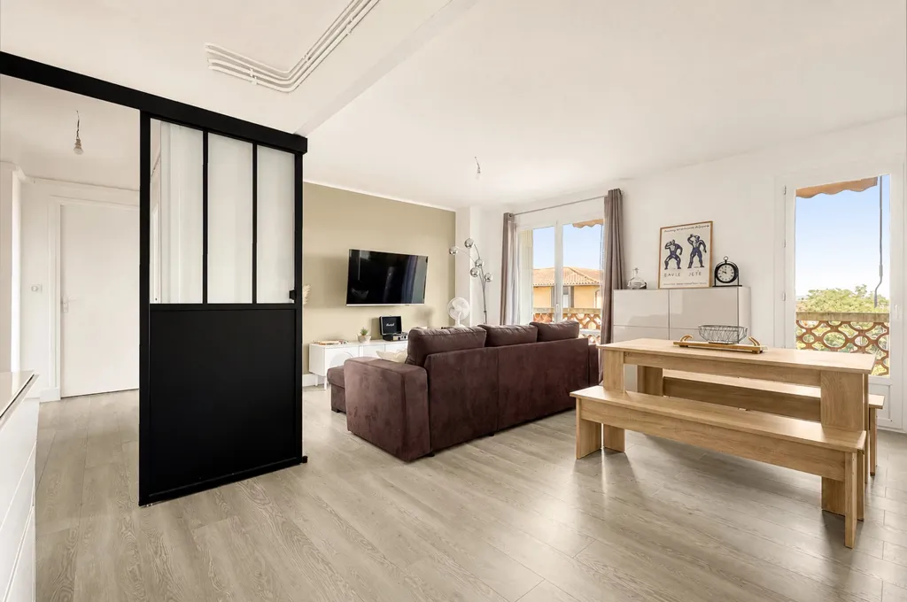 Séjour - Appartement T3 Rénové avec Terrasse à Dernier Étage