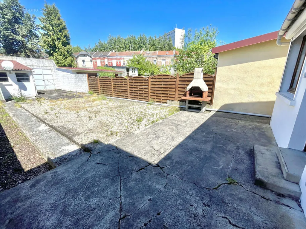 Jardin - Maison à Réinventer avec Accès Véhicules à Remicourt