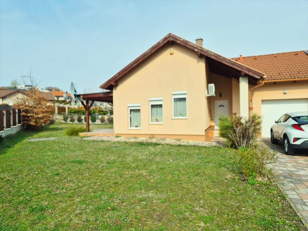 Esterno - Modern 4-Bedroom Duplex in Tatabánya