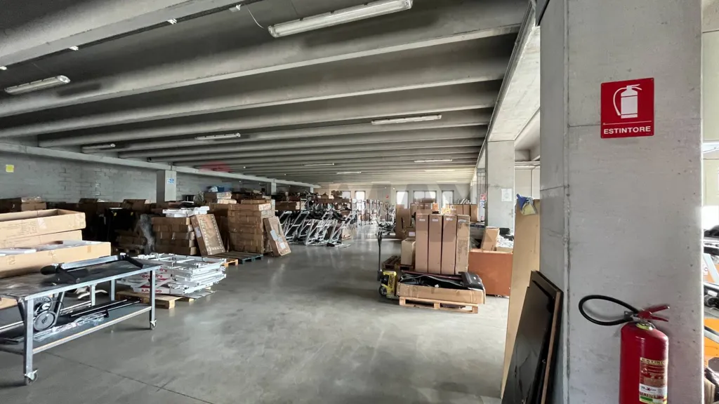 Garaaž - Industrial Warehouse with Multiple Units near Lissone