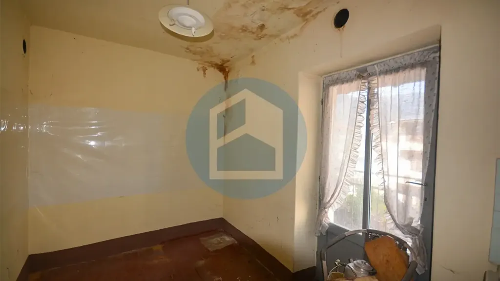 Bathrooms - Terraced House with Potential in Niardo