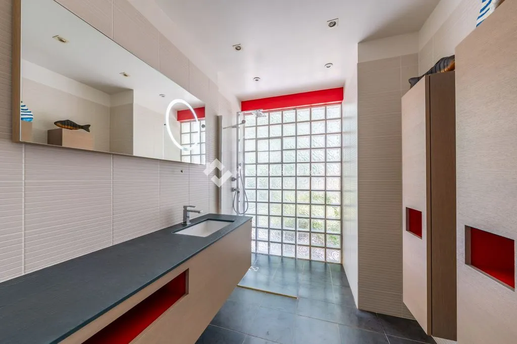 Bagni - Architectural House with Pool in Dammarie-les-Lys