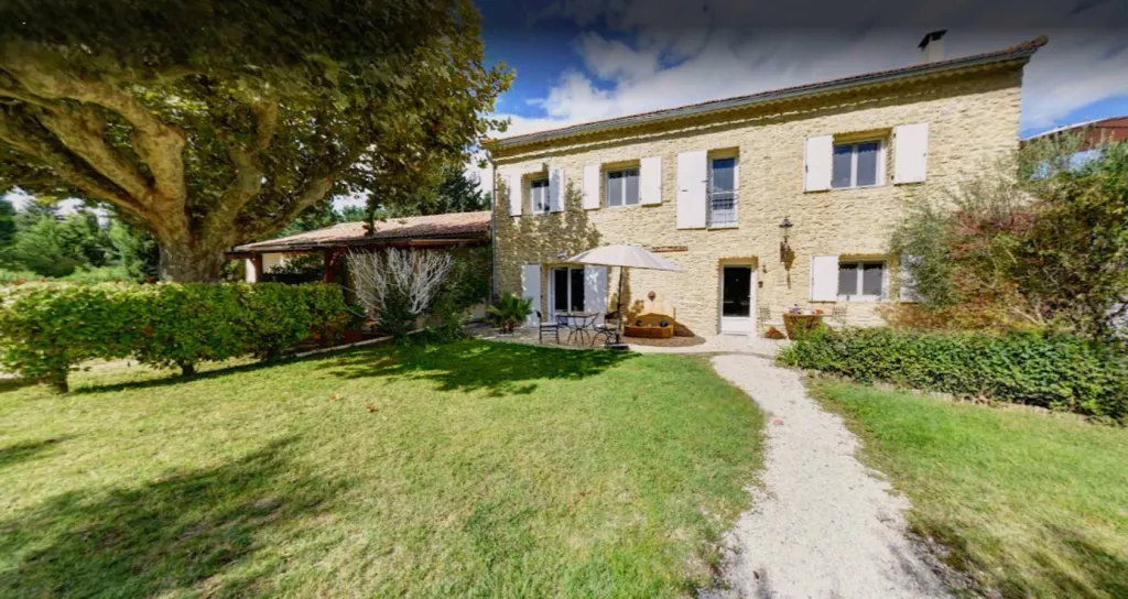 Extérieur - Propriété de Charme avec Piscine au Pied du Luberon