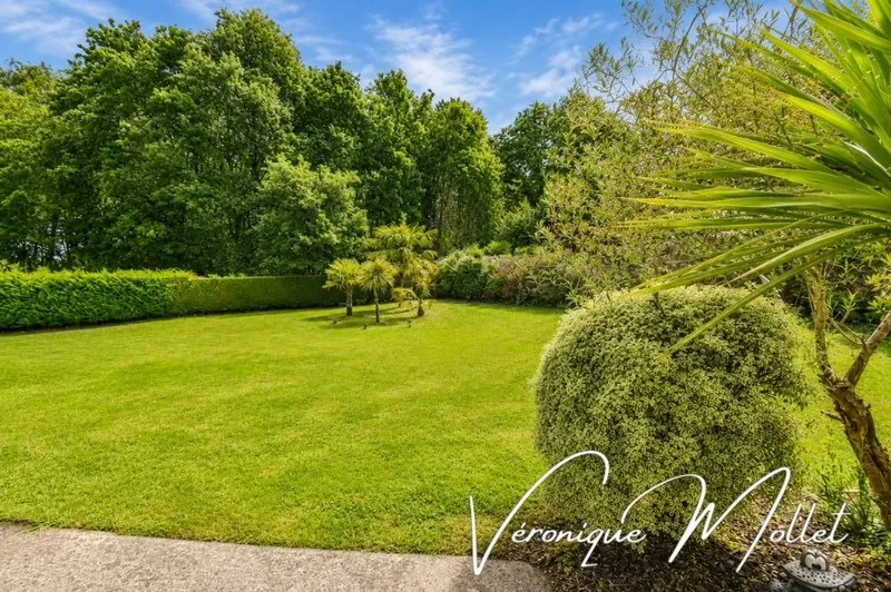 Jardin - Maison Contemporaine de Plain-Pied avec Jardin à Proximité