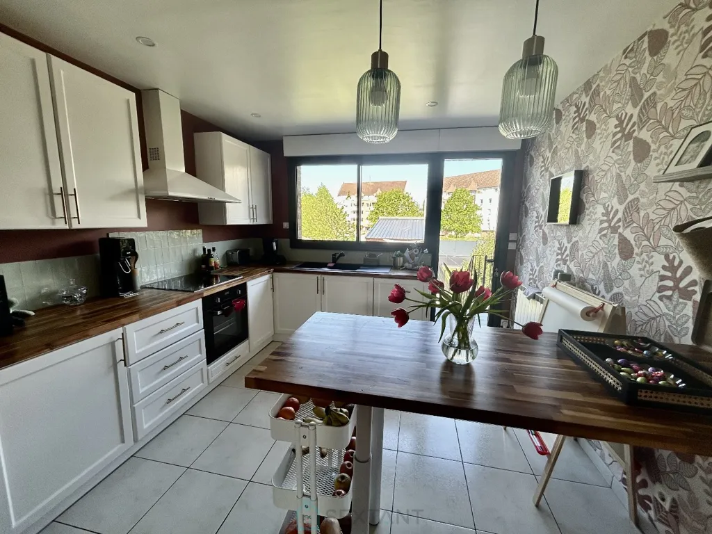 Kitchen - Charming House with Garden near Train Station