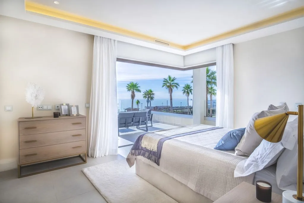 Magamistoad - Beachfront Villa with Pool in Estepona