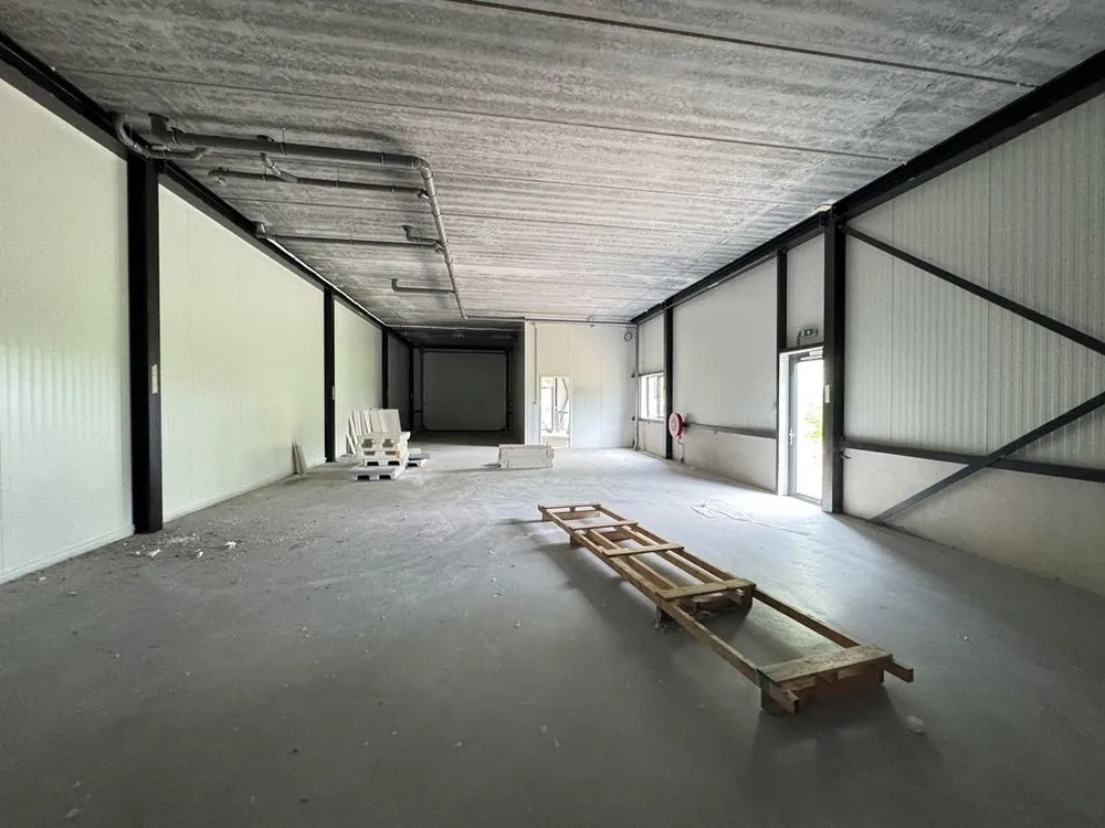 Pièces - New Business Spaces with Overhead Doors in Bladel