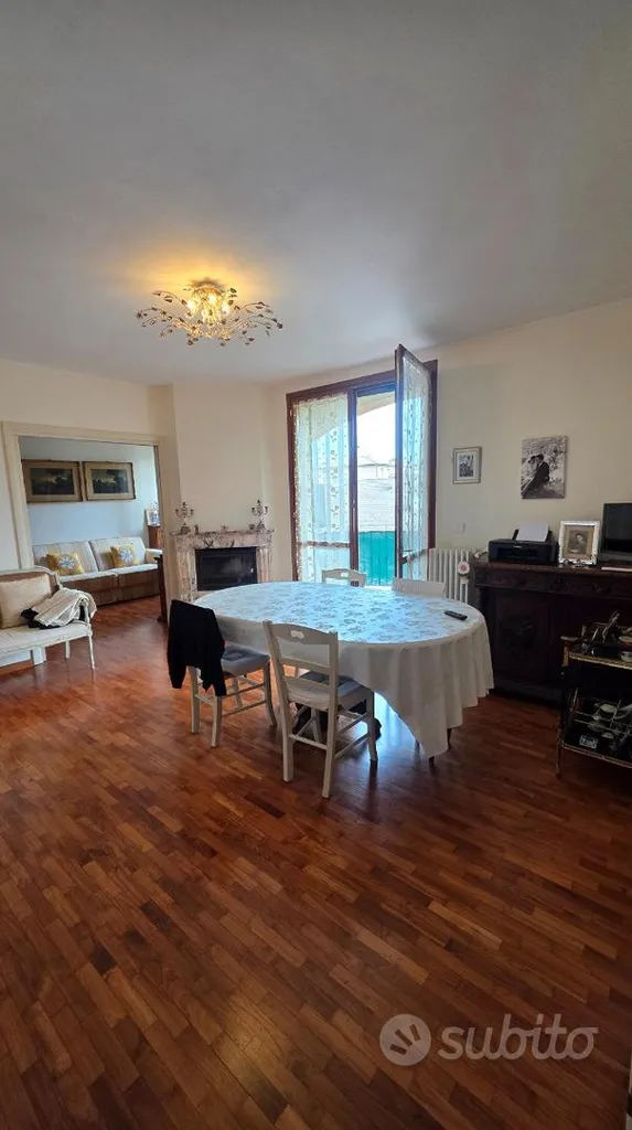 Salle à manger - Spacious Two-Level Apartment in San Polo d'Enza
