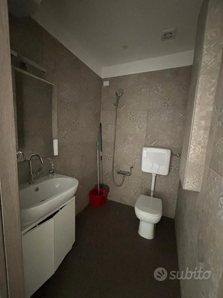 Salles de bain - Commercial Space with Vitrine in Pescara