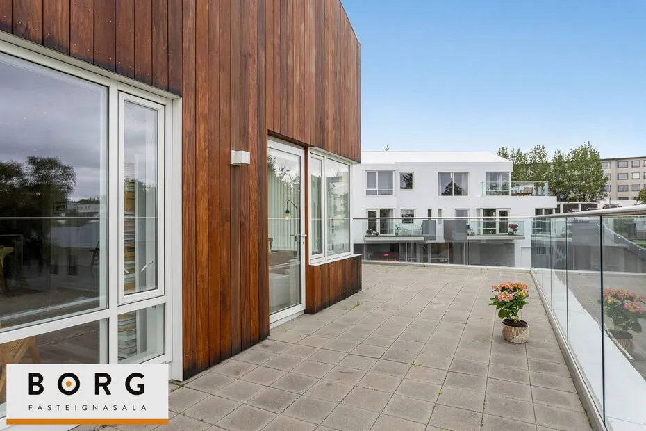 Balcon - Penthouse with Large Balcony in Kópavogur