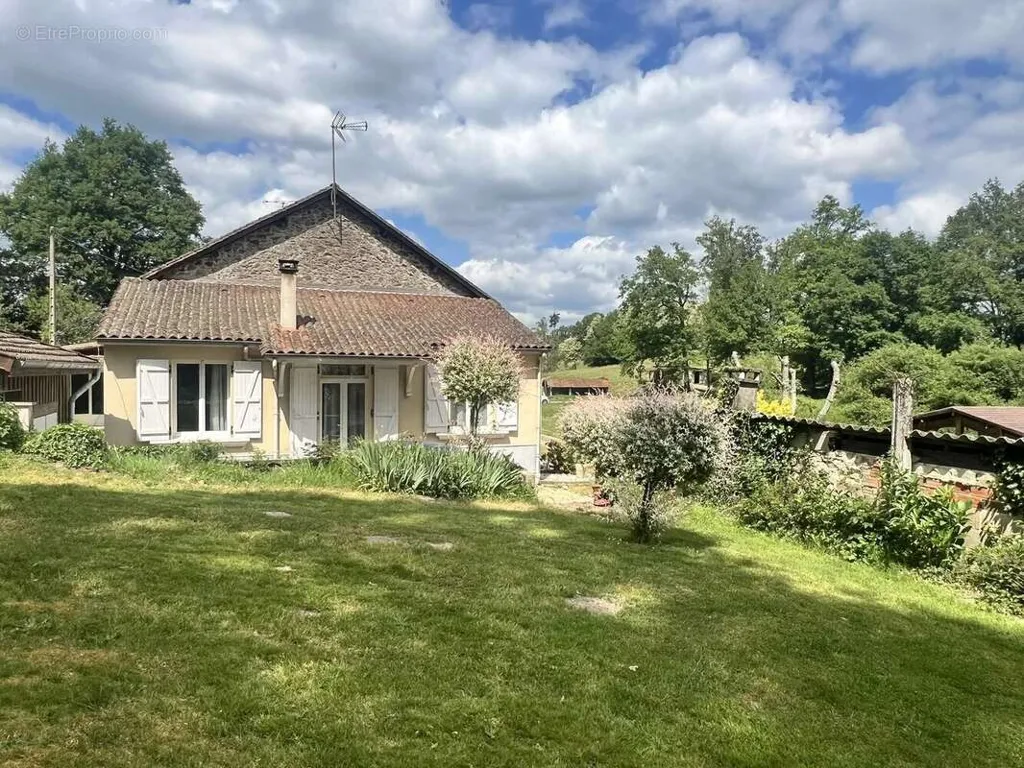 Jardin - Maison de Plain-Pied avec Dépendance dans un Cadre Naturel