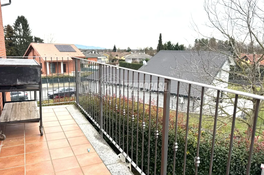 Rõdu - Modern Apartment with Triple Aspect View in Givoletto