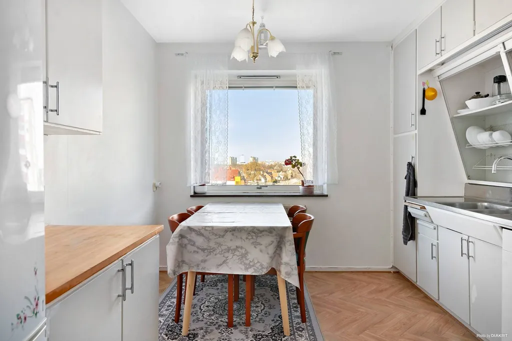 Dining Room - Charming Apartment with Balcony in Almhög