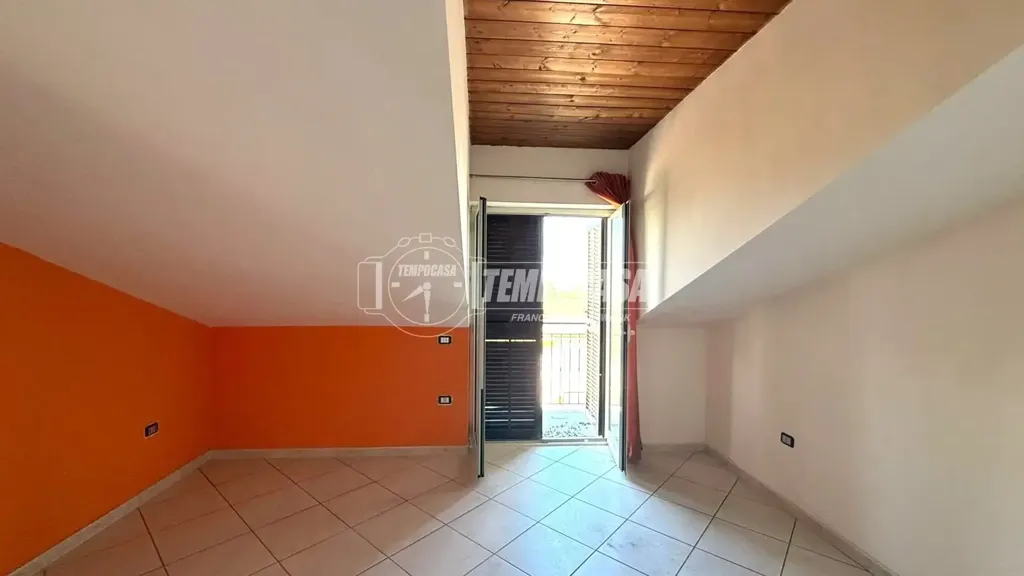 Rooms - Mansarded House with Balcony in Villaricca