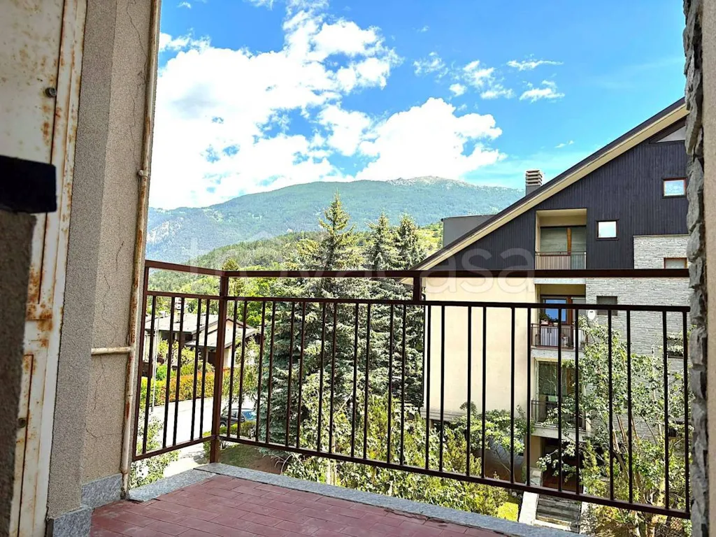 Rõdu - Three-bedroom Apartment with Balcony in Oulx