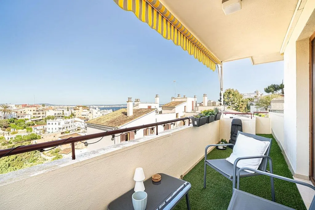 Rõdu - Renovated Apartment with Balcony in La Bonanova