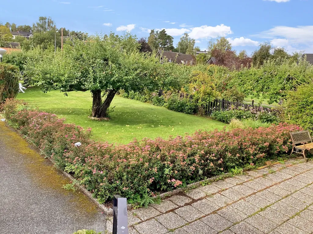 Jardin - 60s Villa with Large Garden in Västra Jakobsberg