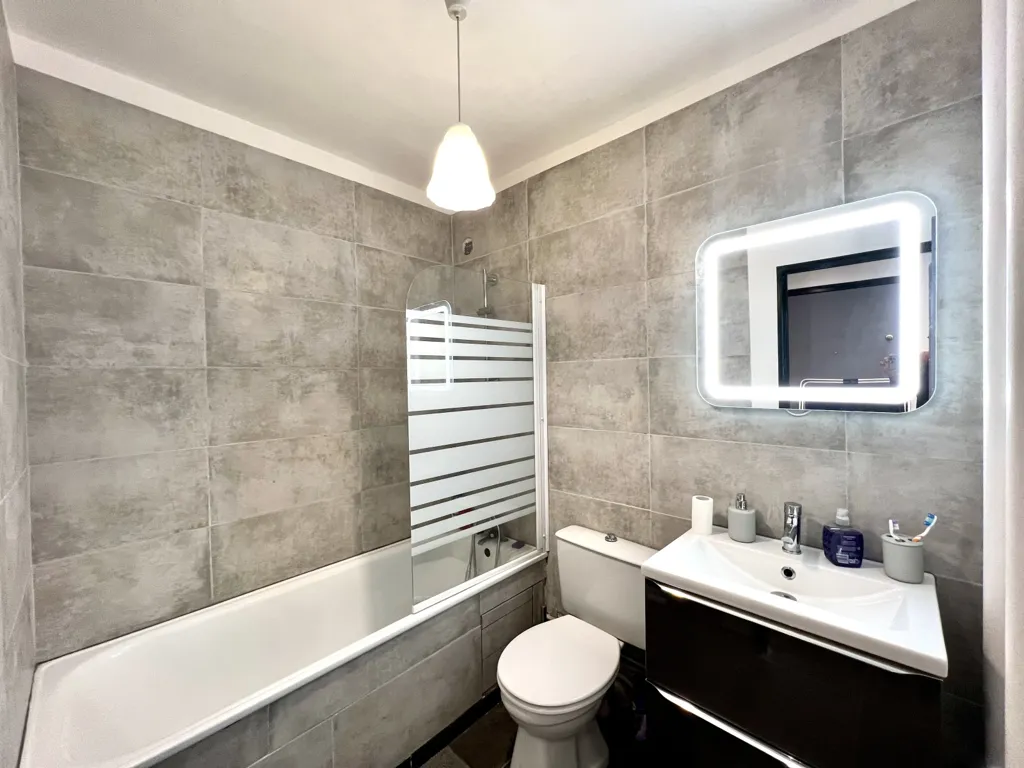 Salles de bain - Studio avec Cave et Proximité Métro 17 au Blanc-Mesnil