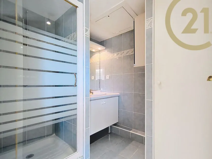 Vannitoad - City Centre Apartment with Terrace in Saint-Raphaël