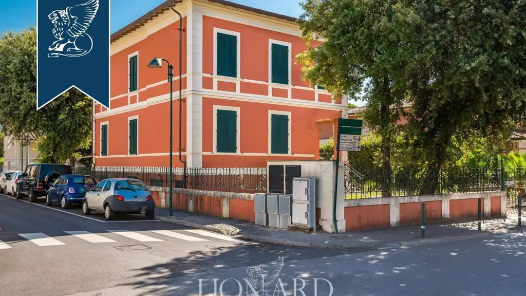 Exterior - Central Villa for Renovation in Forte dei Marmi