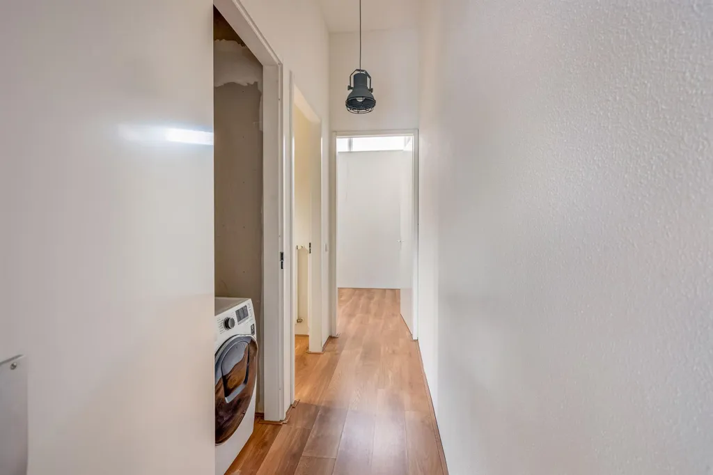 Esik - Modern Apartment with Large Windows in Oud-West