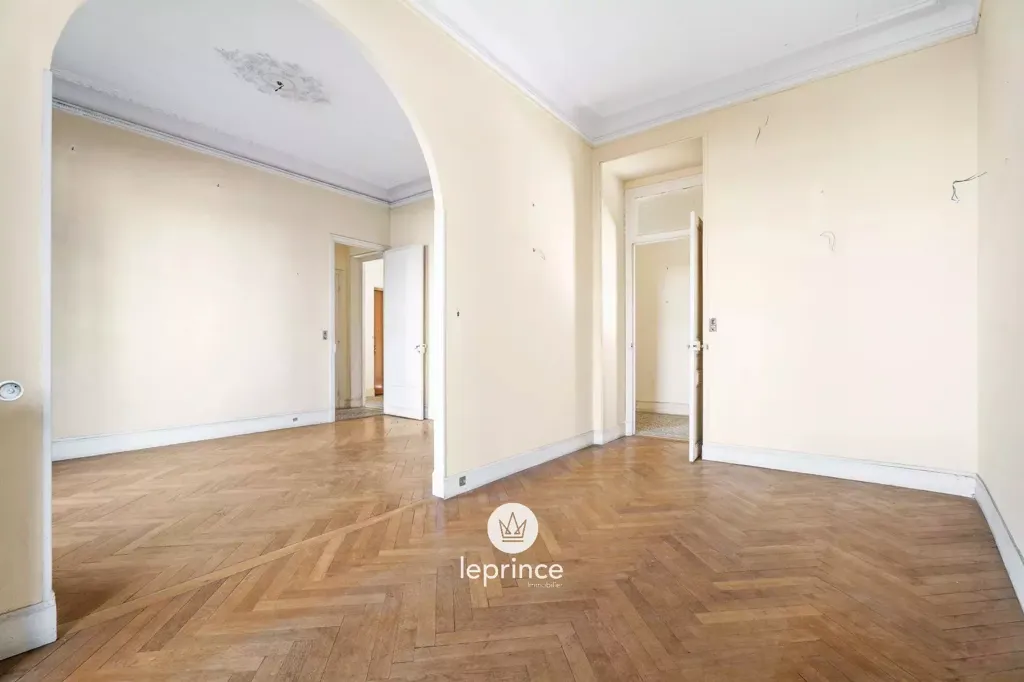 Toad - 3-Room Apartment in Belle Époque Building, Nice