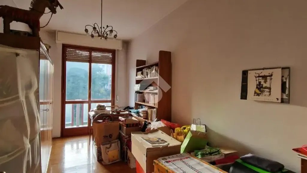 Bureau - Five-Bedroom Apartment with Balcony in Milan