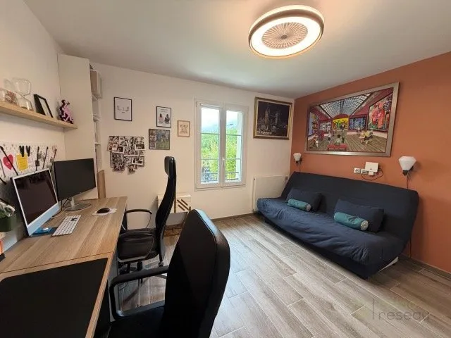 Bedrooms - Spacious House with Balcony in La Queue-Les-Yvelines