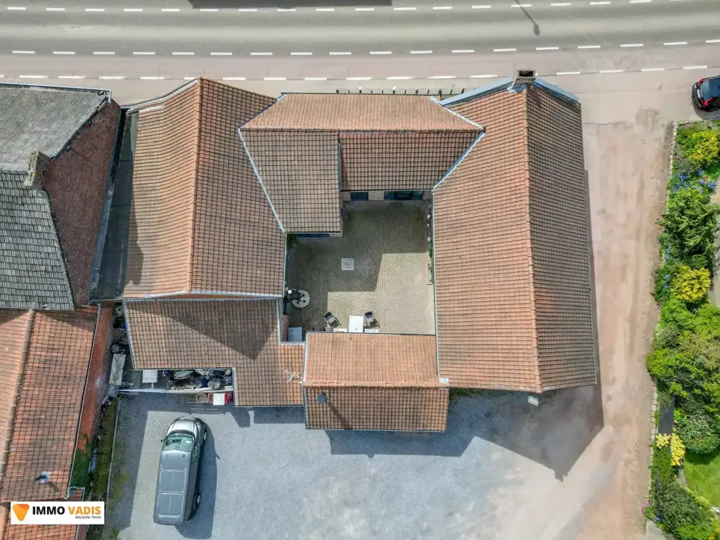 Vue aérienne - Handelshuis avec Emplacement Commercial à Bilzen