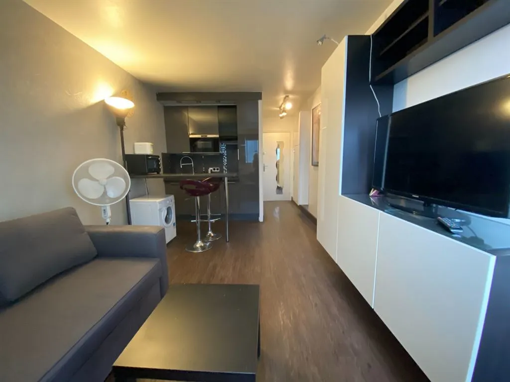 Elutuba - Studio with Balcony in Courbevoie
