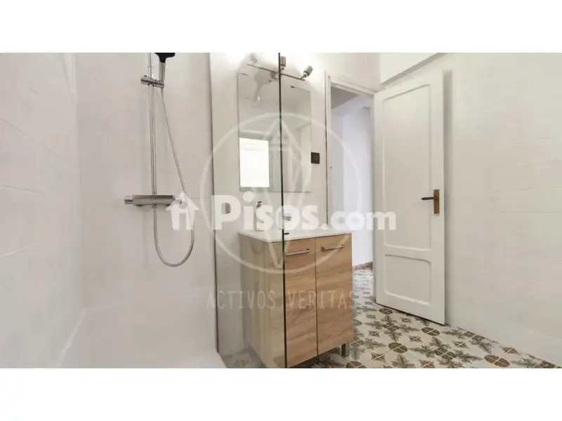 Bathrooms - Bright Apartment with Balcony in Paterna Centre