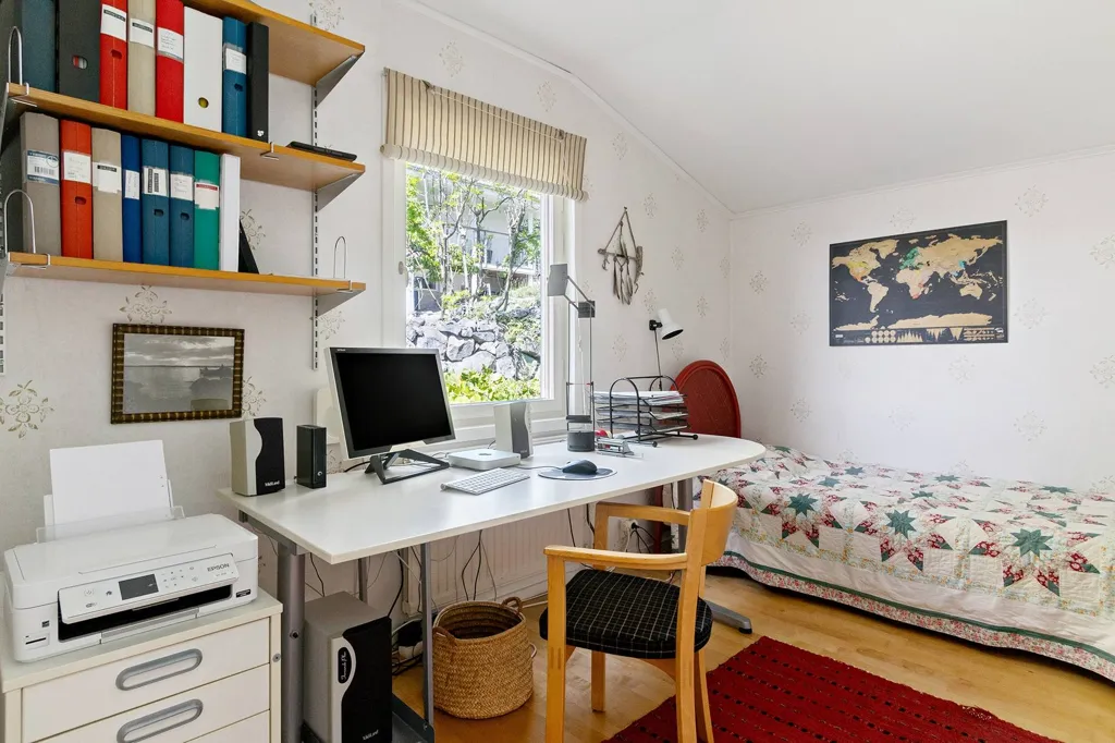 Office - Villa with Lake View in Stenhamra