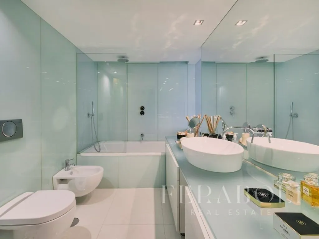 Salles de bain - Luxury Duplex with River Views in Estrela, Lisbon