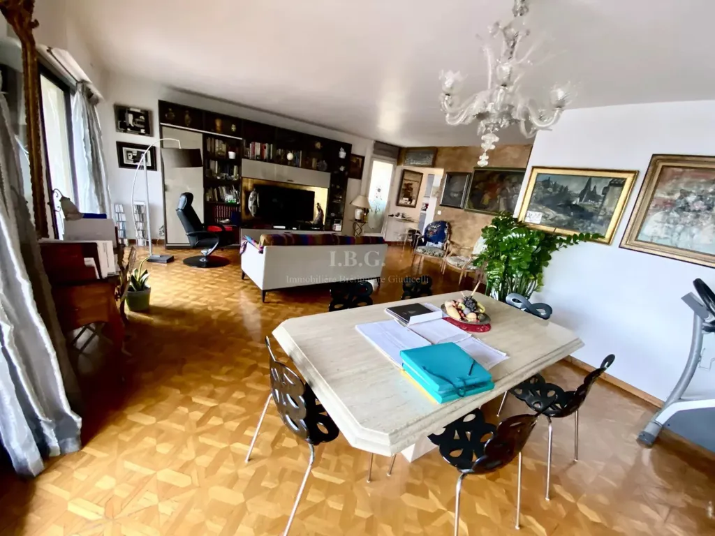 Dining Room - Luxury Apartment with City View in Marseille