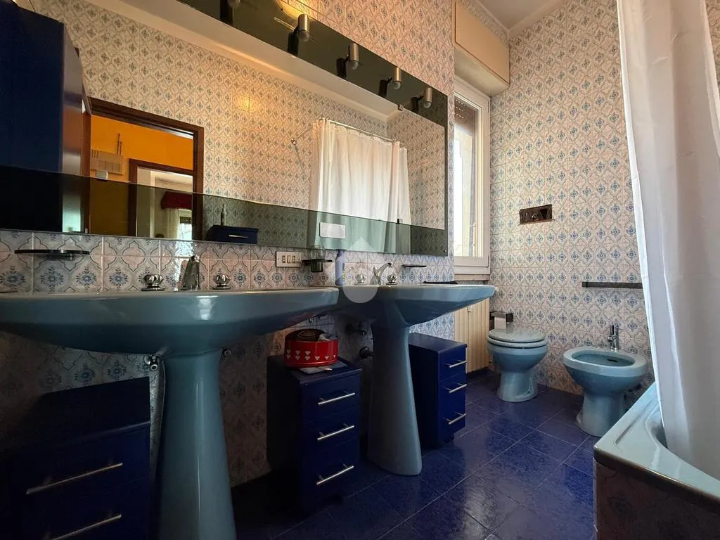 Salles de bain - Apartment with Balcony and Garden in Brescia