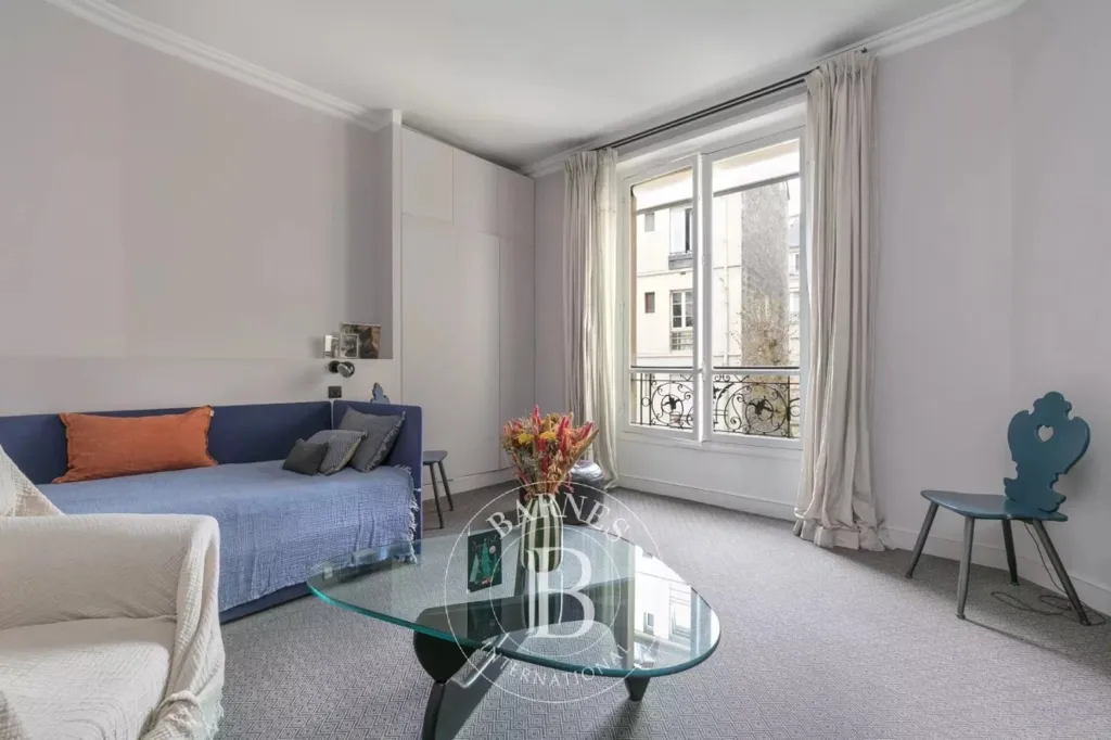 Séjour - Appartement avec Cheminée dans un Immeuble Ancien à Paris