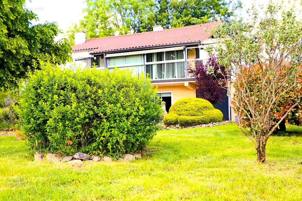 Aed - Charming House with Garden in Châtel-Guyon