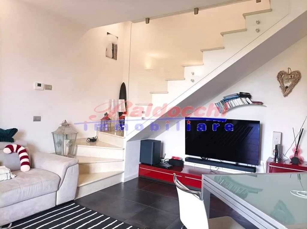 Soggiorno - Duplex con terrazzo in zona residenziale a Fano
