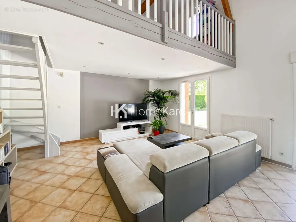 Séjour - Maison avec Piscine et Garage à Merville