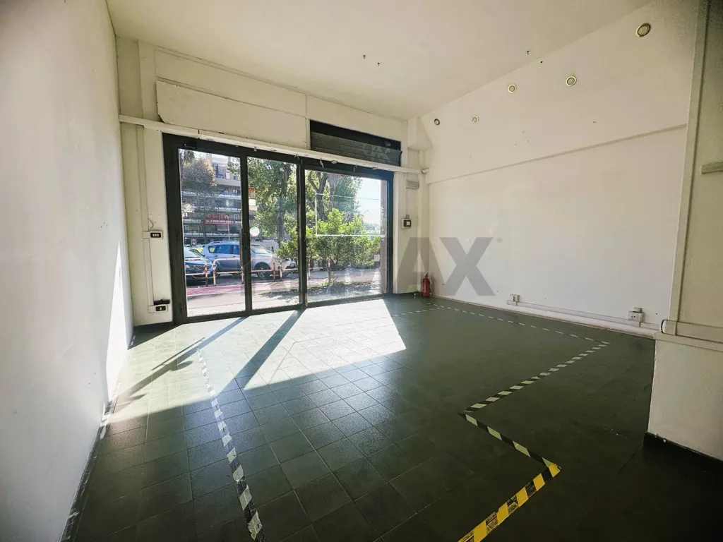 Rooms - Commercial Space with Vitrine in Ostia Ponente