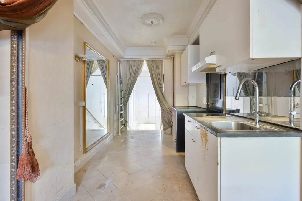 Kitchen - Ground Floor Apartment with Park Views in Antwerp