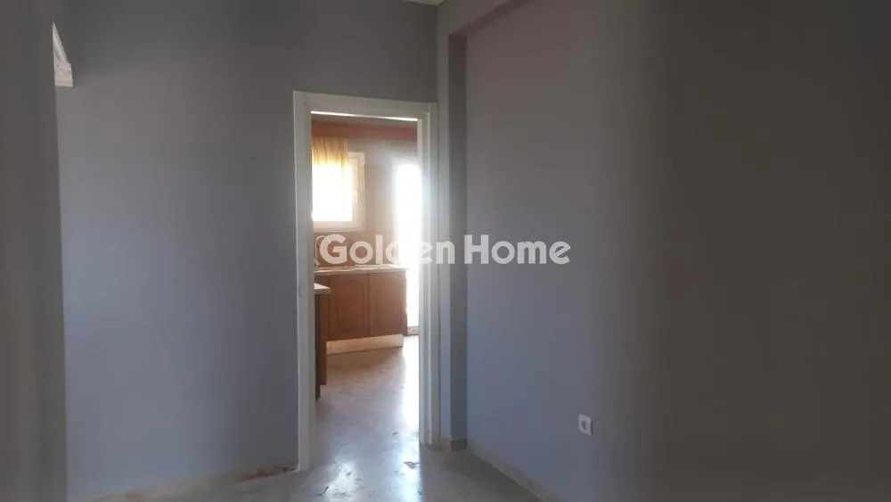 Esik - Bright Apartment with Mountain View in Petroupoli Centre