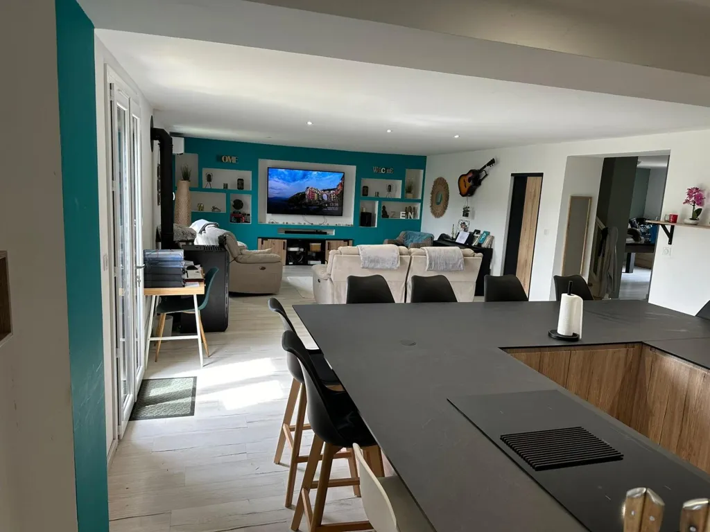 Dining Room - House with Pool and Garden near Schools