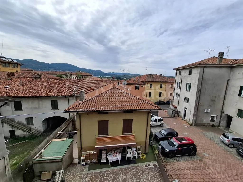 Balcon - Mansarded Apartment with Parking in Civate