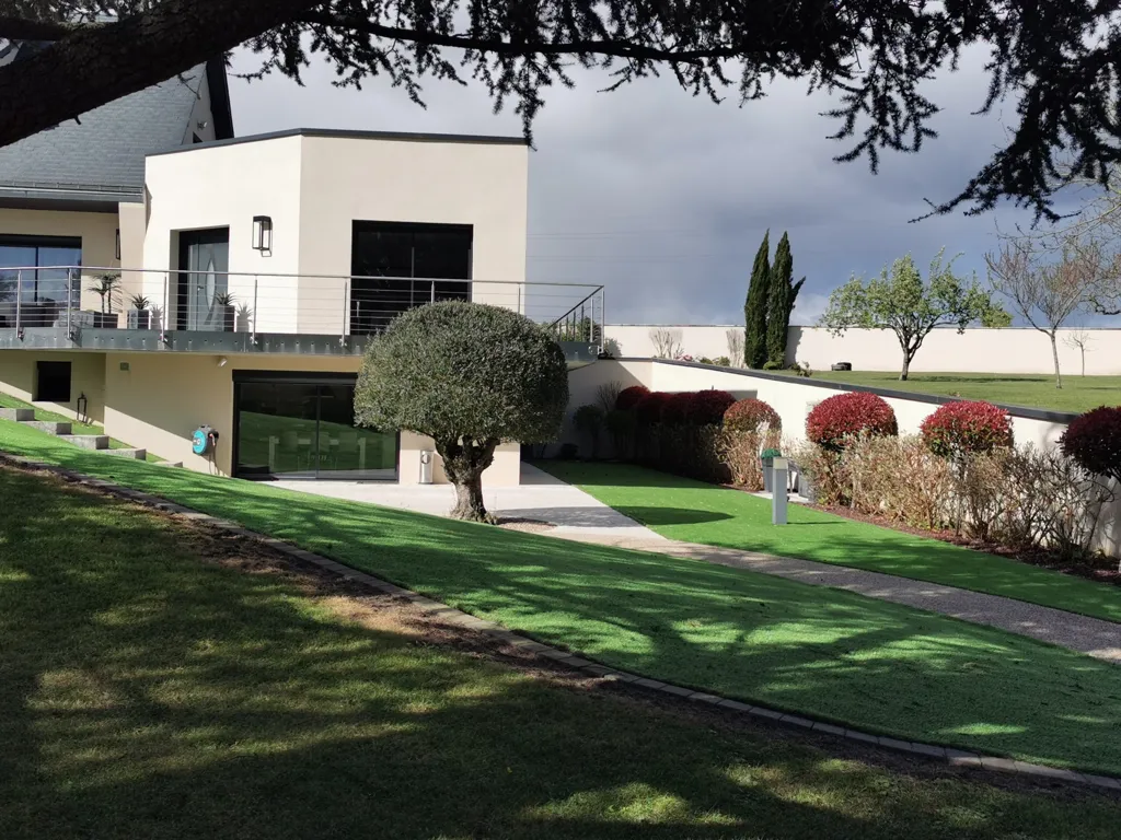 Giardino - Contemporary Villa with Pool in Parkland
