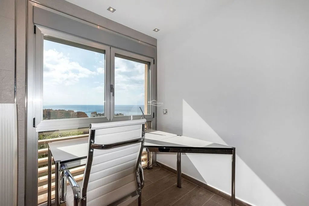 Bureau - Luxury Flat with Sea View in Mascarat