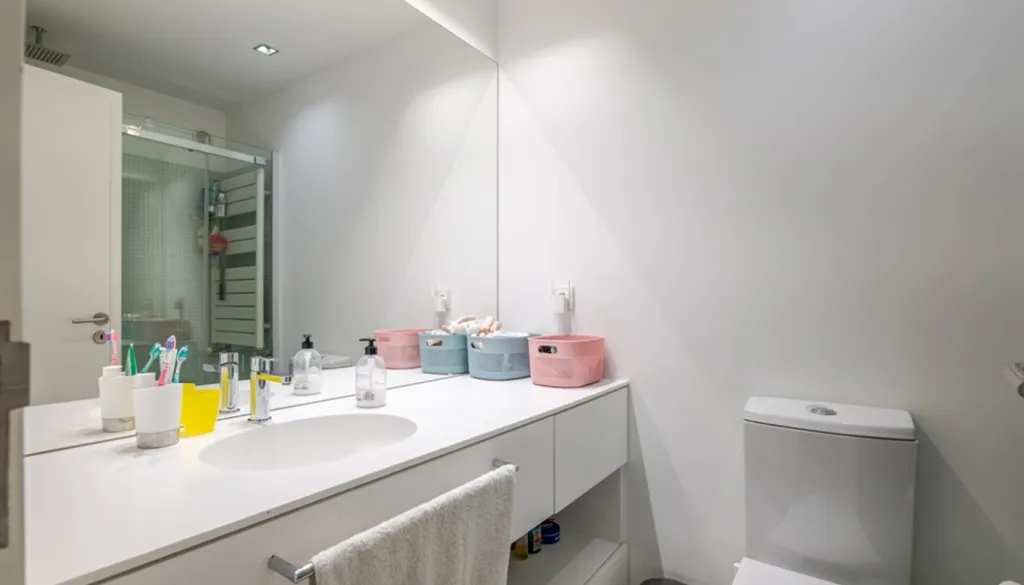 Bathrooms - Luxury 4-Bedroom Apartment in Foz do Douro