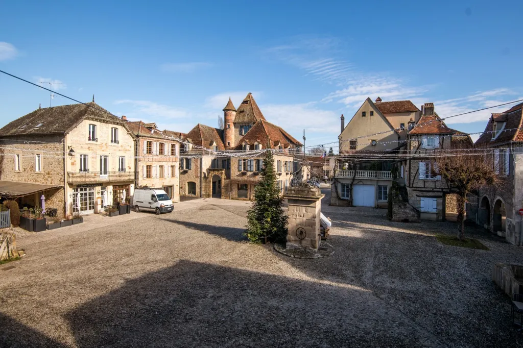 Extérieur - Maison Historique sur la Place des Consuls à Bretenoux