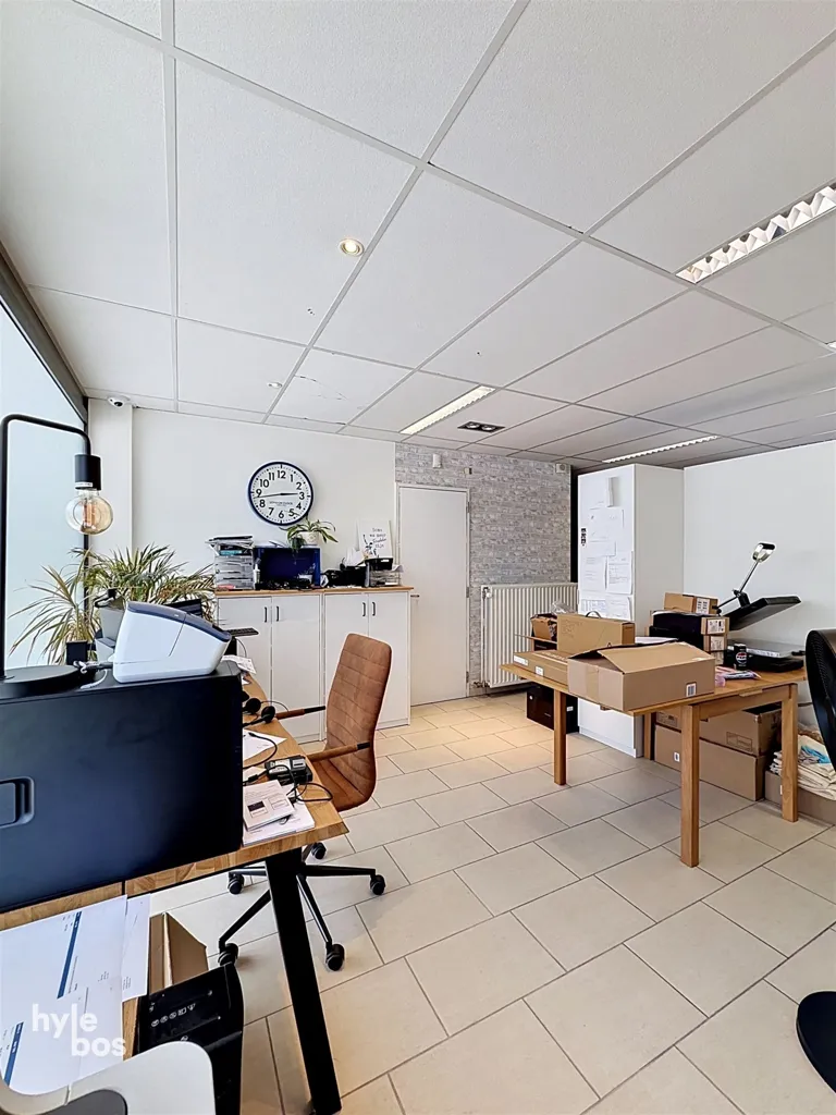 Kabinet - Commercial Unit with Large Windows in Belsele