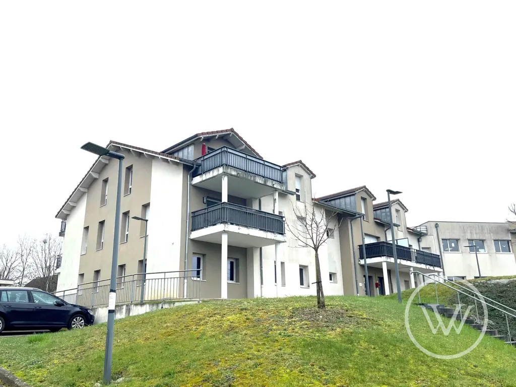 Exterior - 3-Bedroom Apartment with Terrace in Montboucons